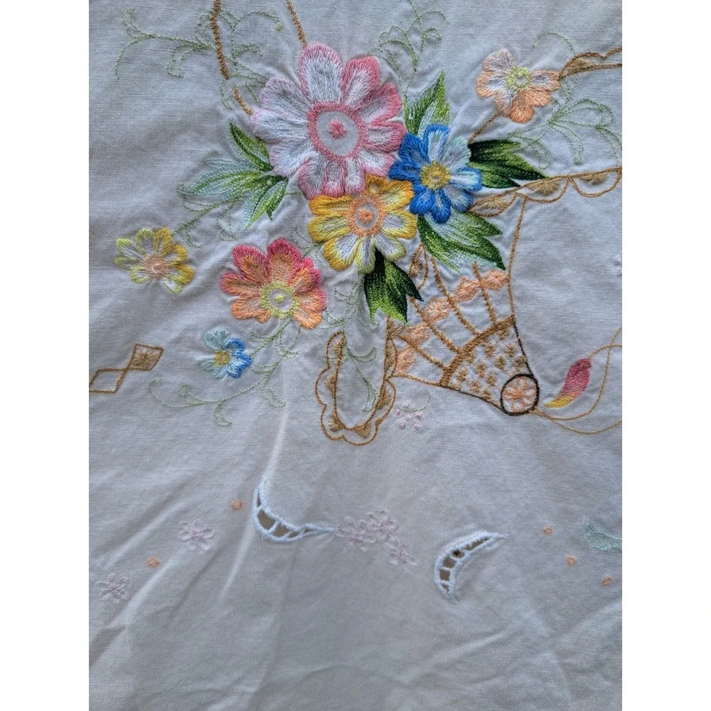 VTG Cotton Ivory Embroidered Oval Tablecloth 92 X 61 Inches